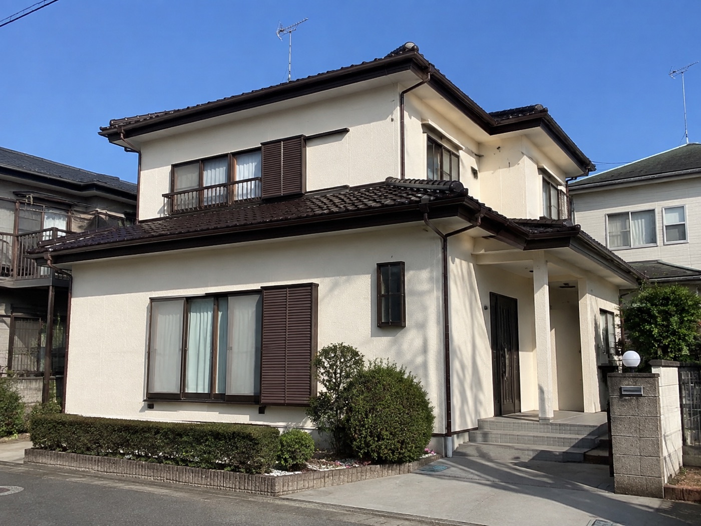 熊本市東区長嶺南でオフホワイトに塗装した戸建て
